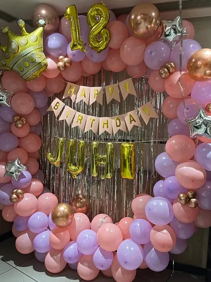 A close-up of the 18th birthday ring decoration, featuring a crown foil balloon and star accents.