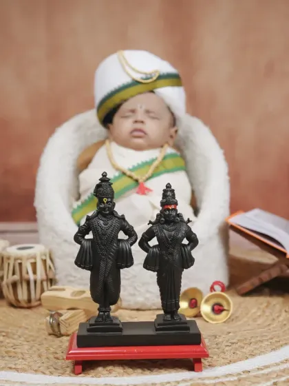 A beautiful composition focusing on the idols of Vitthal and Rukmini, with the sleeping baby Warkari creating a scene of pure devotion.