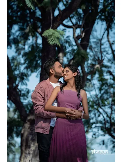 A sweet kiss on the cheek under the trees. It’s these small, affectionate gestures that often make for the most heartwarming and genuine pre-wedding photos.