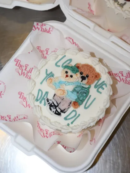 A sweet and simple message for dad. This teddy bear lunchbox cake features a cute illustration of a father and child bear hugging.
