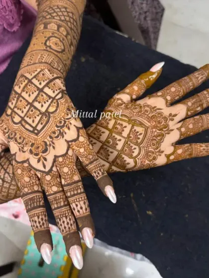 The back of the hands deserves just as much attention. This design features beautiful checkerboard patterns and lace-like details, ensuring your hands look stunning from every angle.