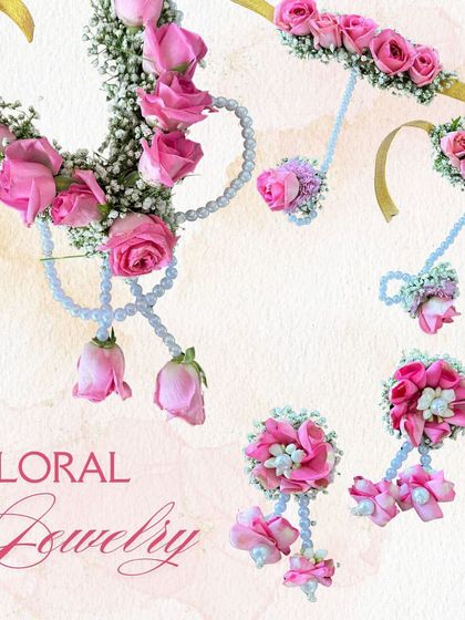 My fresh floral jewelry sets are perfect for a Haldi or Mehendi ceremony. This set, made with delicate pink roses and baby's breath, includes a necklace, earrings, and a maang tikka for a complete bridal look.