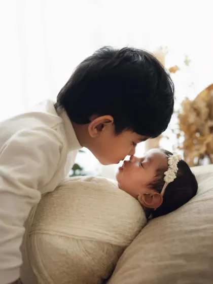 There is nothing sweeter than the bond between siblings. I gently guide older brothers and sisters to create beautiful, safe, and loving portraits with their new baby.