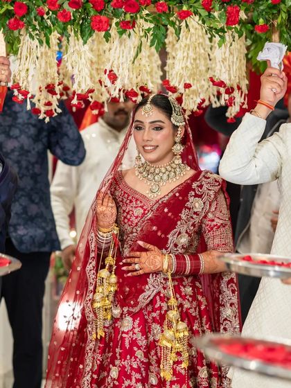 The bride under a shower of flowers during her entry, a moment of pure celebration and beauty.