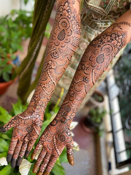 A beautiful bridal design featuring intricate paisley and droplet motifs. The fine lines and detailed fillers are characteristic of my work.