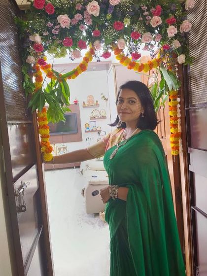 A duplicate image showing just how beautifully our customer has styled her green Khadi cotton saree.