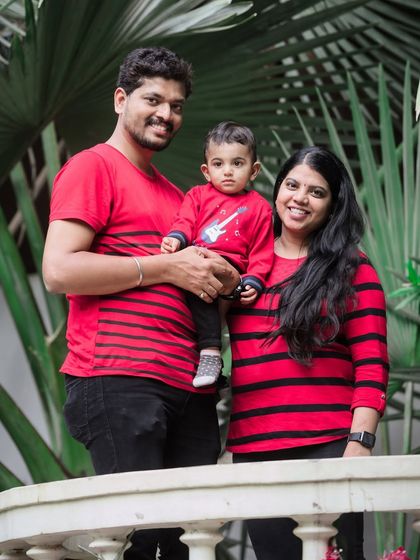 A beautiful family portrait on the balcony of our studio. The natural green background and classic balustrade offer an elegant and timeless setting for photos with parents.