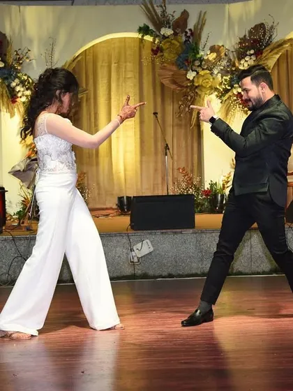 A fun sibling face-off on the dance floor. These moments of playful rivalry and love are what make sangeets so memorable.