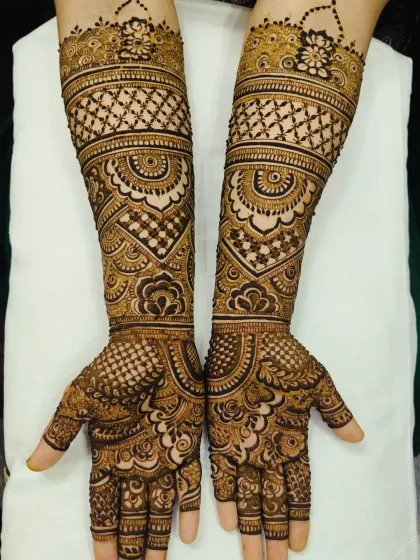 My passion is creating perfectly symmetrical and detailed bridal designs. I focus on clean lines and a balance of dense patterns with open space, which makes the whole design pop and gives it a beautiful 3D effect.