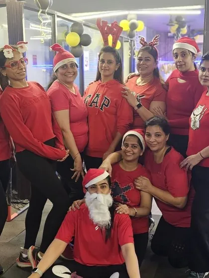 More jingles and mingles from our Christmas celebration. It's all about making memories with our fit fam.