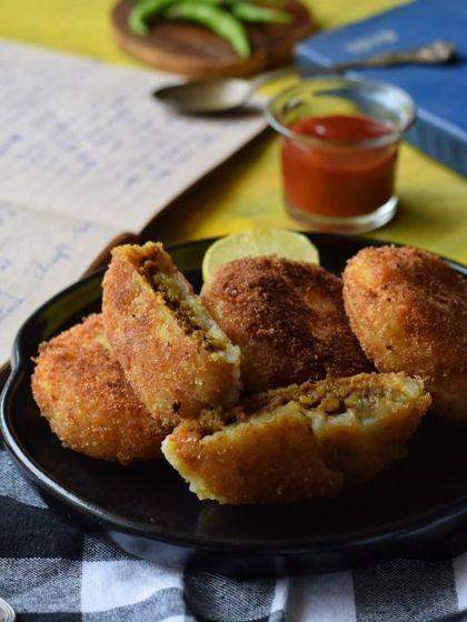 Crispy Keema Potato Chops, filled with spiced minced meat and coated in a golden breadcrumb crust. This was a part of my special Iftar Box, a perfect snack to enjoy during Ramadan.
