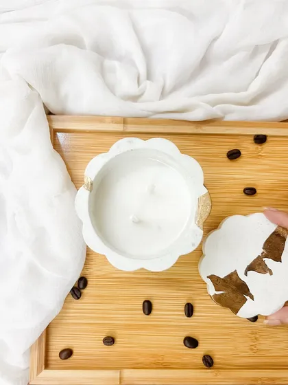 Slow down and enjoy life with our white Daisy Jar candle. The coffee beans add to the cozy, cafe-at-home vibe.