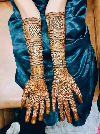 This design features beautiful bands of patterns, including checks, leaves, and florals, creating a rich and textured look for the bride. This was done using my organic henna cones.