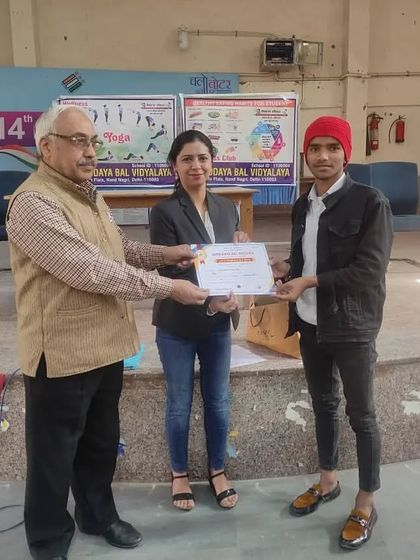 Presenting a certificate to a student for his active participation in the workshop. Encouragement is a key part of my teaching philosophy.