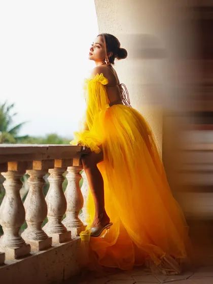 The motion blur effect on the sides of this image focuses the viewer's eye on Manisha, adding a creative and dynamic touch to the outdoor shoot.