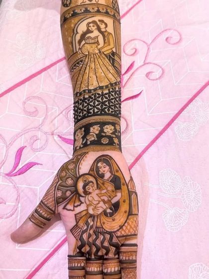 A lovely baby shower design for a mother-to-be. The palm shows a mother holding her baby, while the arm has a portrait of the expecting parents.