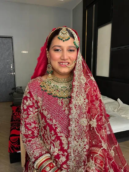 For this gorgeous Nikkah bride, the request was for a minimal, fresh, and effortless look. We avoided heavy lashes and liner, focusing on an even-toned, radiant base and a sleek bun to keep the look clean and timeless.