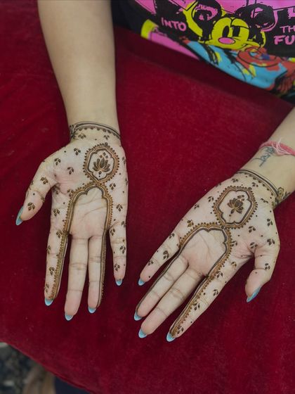 A very minimal and unique design, perfect for someone who wants just a touch of henna.
