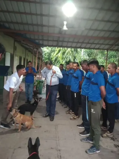Teaching and learning are two sides of the same coin. During this session, I had the opportunity to demonstrate techniques and also learn from the experiences of the handlers present.