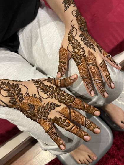 A modern and stylish Arabic design that focuses on the fingers and the back of the hand, leaving the palm open.