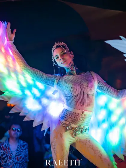 Our Angel act combines elegant choreography with stunning, programmable LED wings. This performance creates a beautiful and ethereal atmosphere, ideal for weddings, gala dinners, and fantasy-themed events.