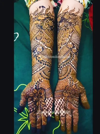 Full coverage bridal mehendi with a mix of leafy vines, florals, and checkered patterns.