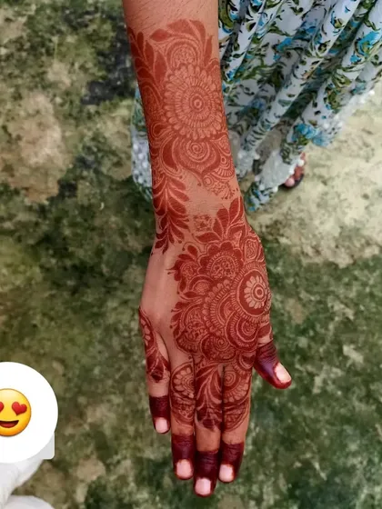 Look at that lovely dark stain! This is the result of good quality henna and proper aftercare.