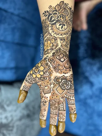 A clear view of a single hand, showcasing the beautiful flow and detail of an Indo-Arabic design.