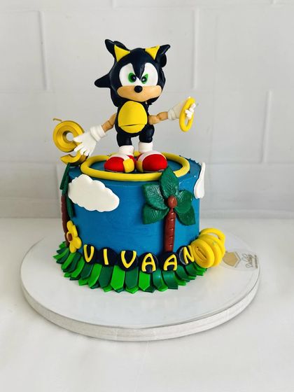 A speedy Sonic the Hedgehog cake, complete with golden rings and tropical palm trees.