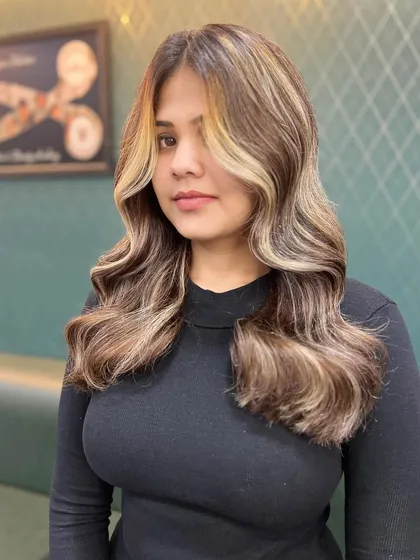 A picture is worth a thousand words, and this transformation says it all. This stunning balayage with a bold face-framing money piece was created by students during one of our hands-on masterclasses.