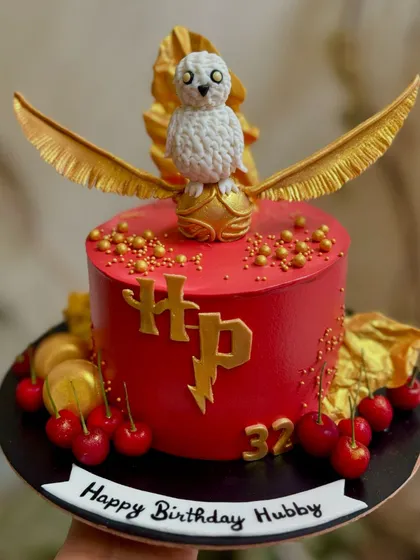 Calling all Potterheads! Creating this magical Harry Potter themed cake, complete with a hand-sculpted Hedwig and a golden snitch, was an absolute dream. I love bringing your favorite fandoms to life with these fun, custom designs.