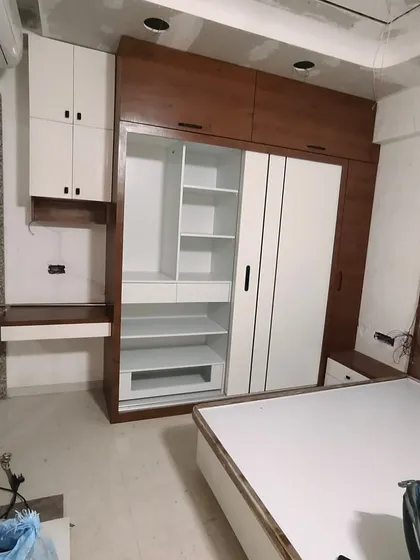 This image shows the internal configuration of the bedroom wardrobe during construction, including shelves, drawers, and hanging space, all customized to the client's needs.