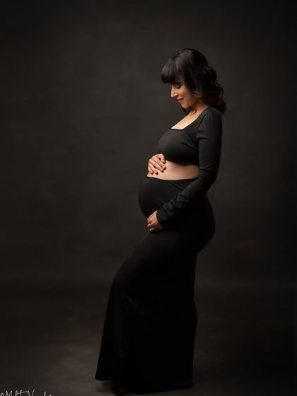 A quiet, side-profile portrait that focuses on the beautiful shape of the bump. Simple, elegant, and timeless.