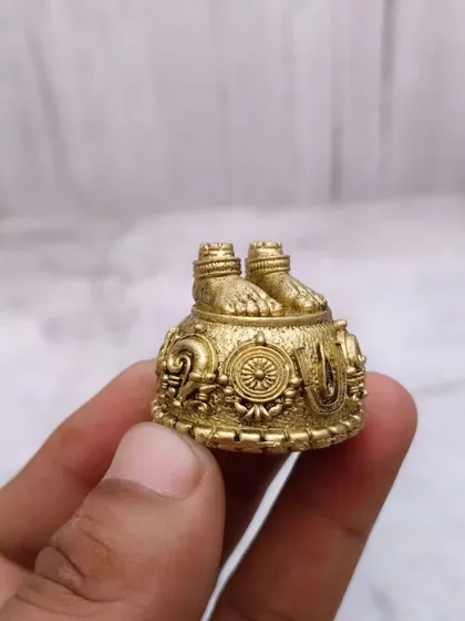 Yeh brass Balaji padam ka close-up shot hai, jisse aap iski detailing dekh sakte hain.