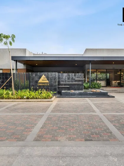 This is the state-of-the-art luxury marketing office we delivered for the Embassy Group. Built with prefabricated steel, its modern architecture and premium finish showcase our ability to create high-end commercial spaces that make a statement.