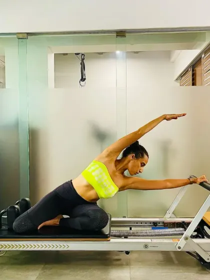 A beautiful demonstration of a side stretch on the Reformer. This movement lengthens the entire side of the body, improves flexibility, and strengthens the obliques.