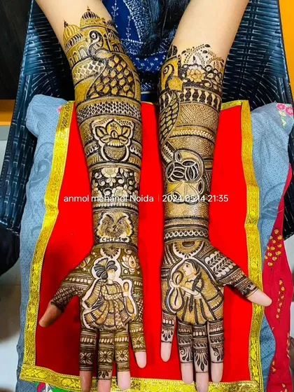 This design is a celebration of stories, featuring a bride in a doli on one palm and other figures on the other. The arms are adorned with architectural and peacock motifs.