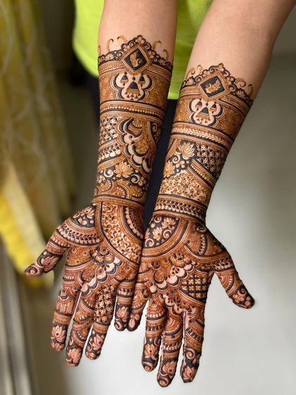 Elegant Engagement Mehendi photo 4