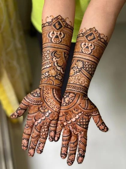 A classic full-hand bridal design, packed with traditional motifs and fine lines. The symmetry and density of the pattern create a rich, timeless look perfect for any bride.