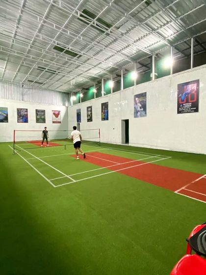 The court is waiting for you. Notice the seating on the side, perfect for your friends to chill and cheer you on.