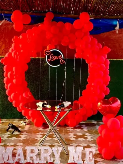 Another angle of the classic red proposal setup, showing the full circular balloon arch and table. I can arrange this in various spaces, both indoors and outdoors.