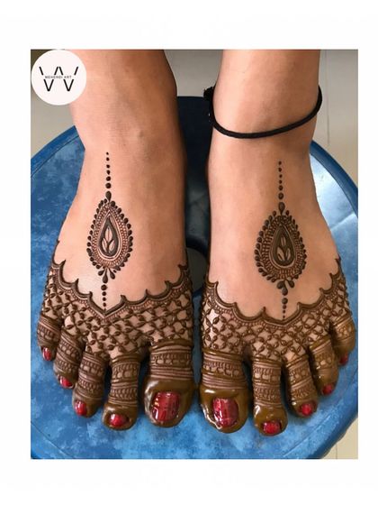 A minimal and elegant feet design, perfect for someone who wants a subtle touch of henna.