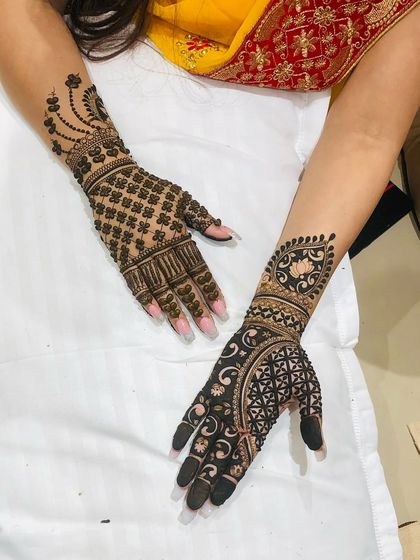 This design shows how different patterns can be combined on each hand. One hand has a classic jaal (net) pattern, while the other has a modern design with negative space.