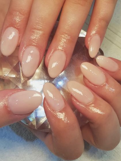 The simple beauty of a natural-looking dip powder manicure. This technique enhances your natural nails, giving them strength and a perfectly polished, glossy finish.