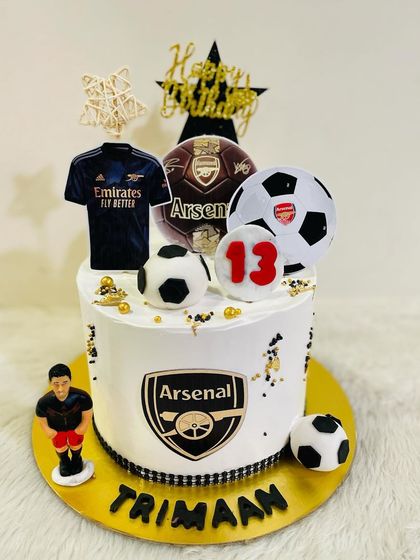A full view of the impressive Arsenal-themed birthday cake.