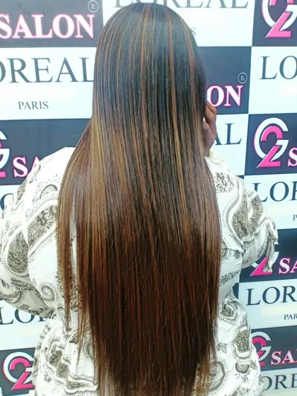 These golden-brown highlights on straight hair create a sleek and polished look. The color is rich and adds a beautiful warmth.