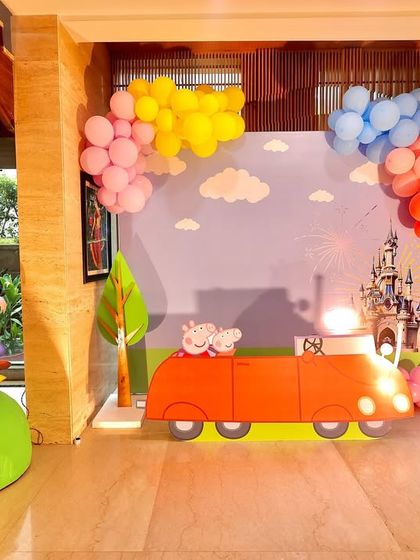 Another angle of the whimsical Peppaland party setup. The combination of character cutouts, a custom backdrop, and colorful balloon garlands creates a vibrant and engaging atmosphere.