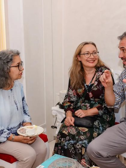 A duplicate of image 137, capturing guests in conversation at an exhibition opening.