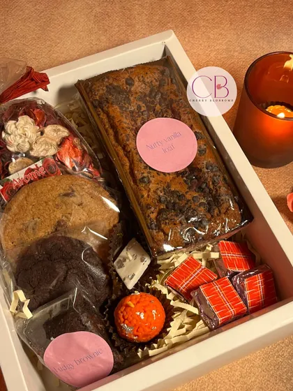 A celebration of flavours and togetherness this Diwali. This confectionery box includes our nutty vanilla loaf, a variety of cookies, cracker-shaped chocolates, and a potpourri pouch.