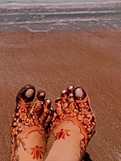 This is the mehendi stain on the 5th day, and it's still looking so beautiful and dark. This picture, taken at the beach, shows how a great stain can last through your vacation.